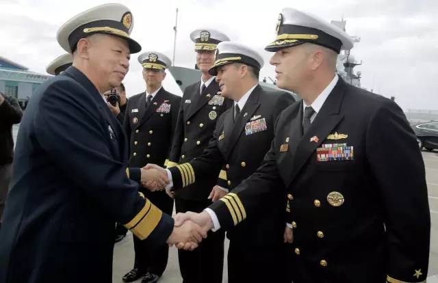 美海军第九航母打击大队司令拜纳姆准将等迎接中国舰艇编队.