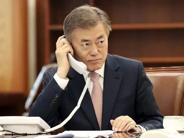 5月11日,韩国总统文在寅与日本首相安倍晋三通电话.